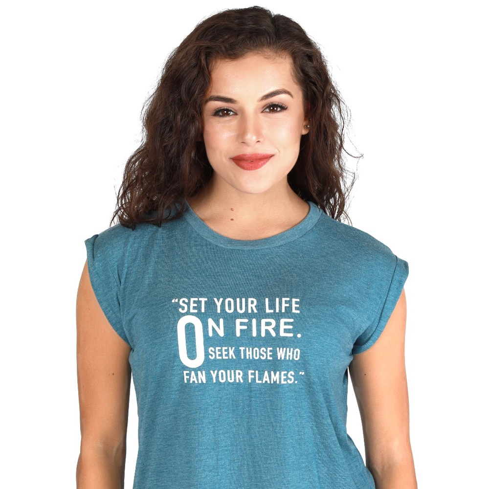 WOMEN'S FLOWY MUSCLE TEE WITH ROLLED CUFF